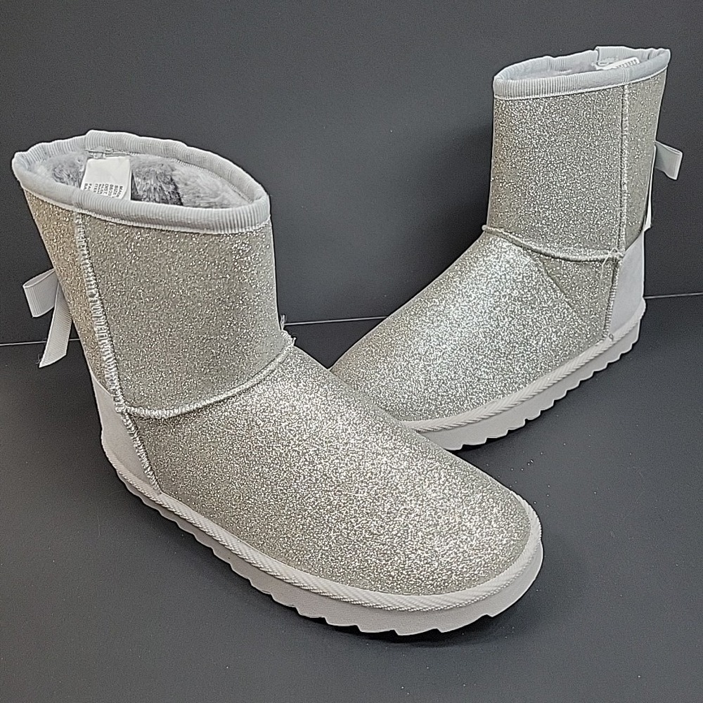 NWOB L&D Booties Juniors Size 2/3 Faux Fur Lining Slip On Silver Sparkle Casual